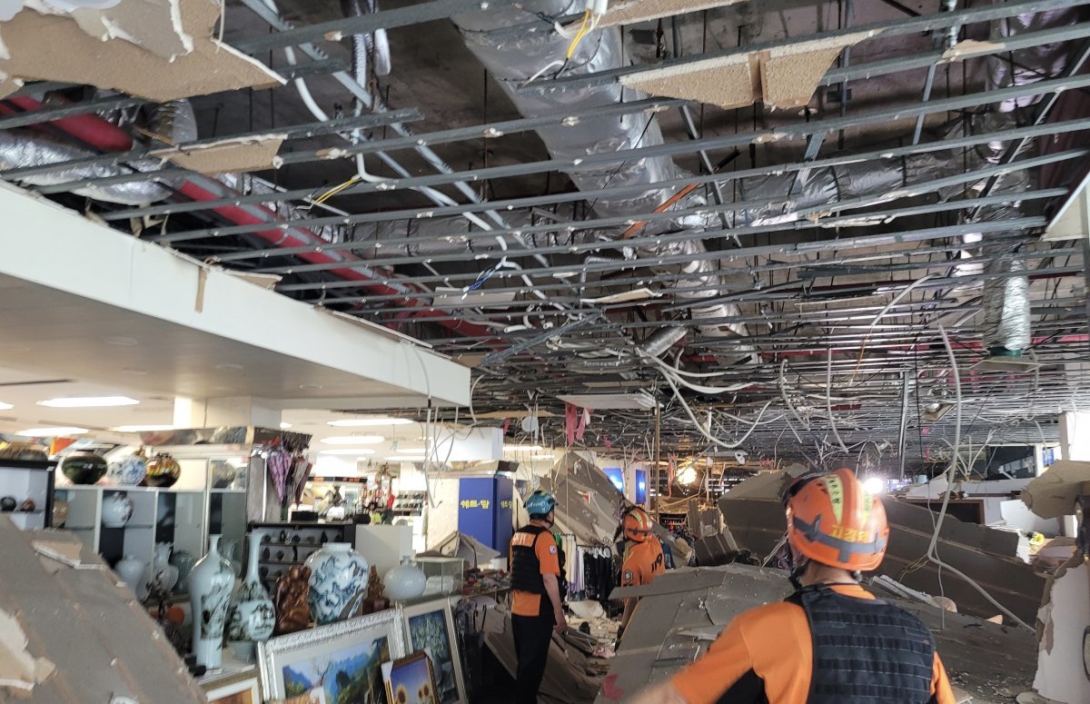 4일 오후 제주시 연동의 한 상가에서 건물 천장 석고보드가 무너져 내려 소방당국이 수습에 나서고 있다. (제주소방서 제공) 뉴시스
