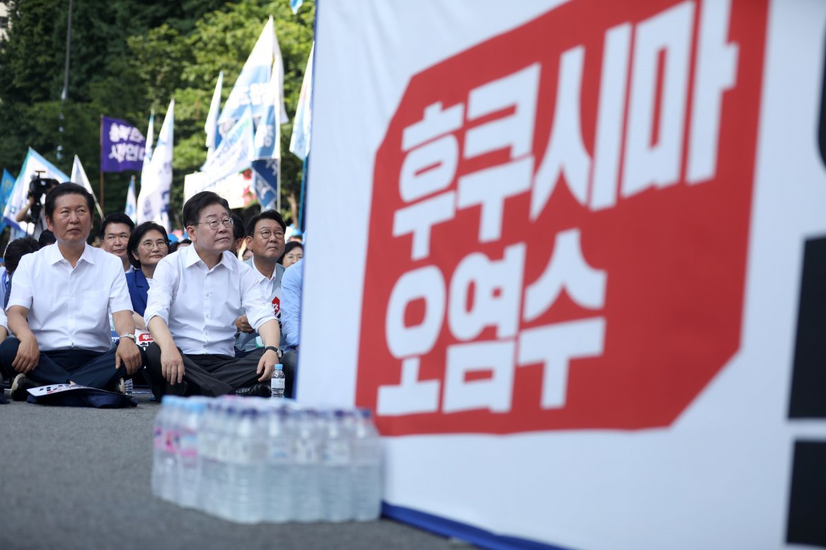 더불어민주당 이재명 대표 등 당 지도부가 1일 서울 중구 세종대로에서 열린 범국민대회에서 일본의 후쿠시마 오염수 해양방류를 규탄하고 있다. 2023.07.01. 뉴시스