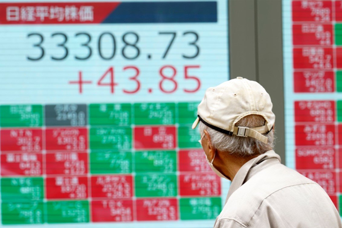 지난 6월 23일 주가 전광판을 바라보고 있는 일본의 투자자. AP 뉴시스