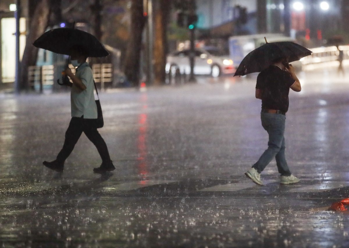 서울 지역에 호우주의보가 내려진 4일 서울 시내 한 거리에서 우산을 쓴 시민들이 길을 지나고 있다. 2023.7.4. 뉴스1