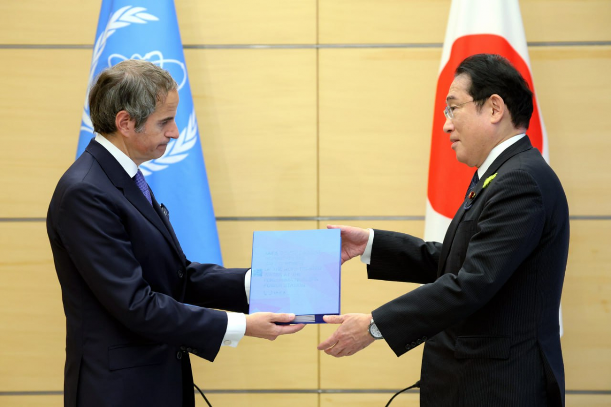 라파엘 그로시 국제원자력기구(IAEA) 사무총장(왼쪽)이 4일 일본 도쿄에서 기시다 후미오 총리를 만나 후쿠시마 제1원자력발전소 오염수의 해양 방류 계획에 관한 종합보고서를 전달하고 있다. 2023.07.04. 아사히신문 제공