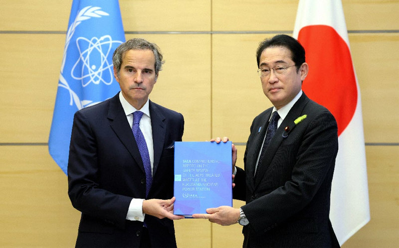 IAEA 사무총장, 기시다 총리에 최종 보고서 전달 4일 일본 도쿄에서 라파엘 그로시 국제원자력기구(IAEA) 사무총장(왼쪽)이 기시다 후미오 일본 총리에게 후쿠시마 제1원자력발전소
 오염수 방류 계획을 최종 평가한 종합보고서를 건네주고 있다. 그로시 사무총장은 기시다 총리 면담 직후 25분간 진행한 
기자회견에서 “(오염수 방류 시) 사람과 해양, 어류, 침전물 등 환경에 미칠 영향은 무시할 수 있는 수준”이라고 말했다. 
아사히신문 제공