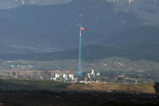 경기 파주시 오두산 통일전망대에서 바라본 북한 기정동 마을. 2022.10.10/뉴스1