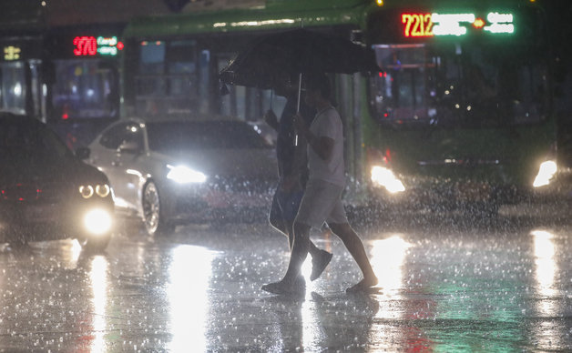 서울 지역에 호우주의보가 내려진 지난 4일 서울 시내 한거리에서 우산을 쓴 시민들이 길을 지나고 있다. 2023.7.4/뉴스1