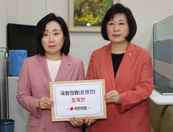 국민의힘 정경희 원내부대표와 전주혜 원내대변인이 지난 4일 서울 여의도 국회 의안과에 ‘윤석열 대통령의 쿠데타’ 발언을 한 더불어민주당 윤영찬 의원 징계안을 제출하고 있다. (공동취재 ) ⓒ News1