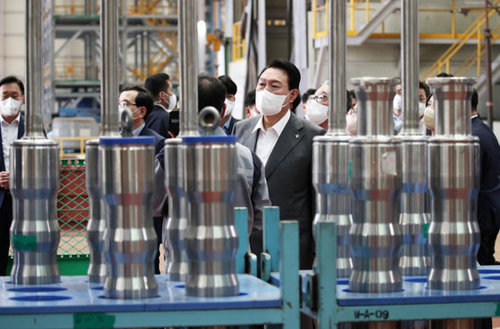 사진은 지닌해 윤석열 대통령이 경남 창원 성산구 두산에너빌리티 원자력 공장을 찾아 원전 생산현장을 둘러보고 있는 모습. 대통령실사진기자단 2022.6.22/