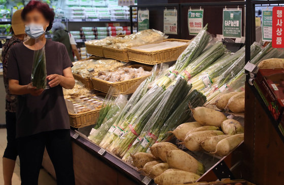 서울 시내의 한 대형마트에서 시민들이 장을 보고 있다. 2022.7.31/뉴스1