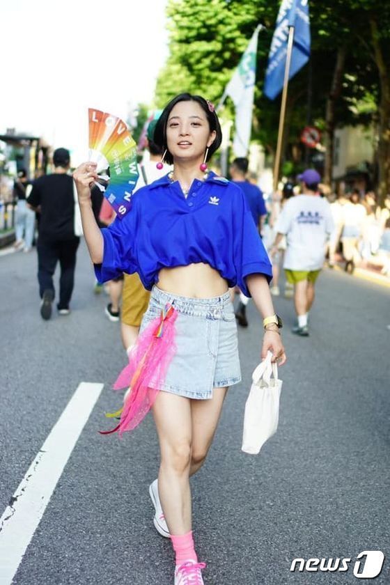 류호정 정의당 의원이  크롭티 차림으로 1일 오후 을지로~종각사이에서 벌어진 성소수자  축제인 ‘’제24회 서울퀴어문화축제‘ 퍼레이드에 참가했다. (류호정 SNS 갈무리) ⓒ 뉴스1