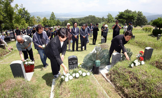 5일 오후 광주 북구 망월동 민족민주열사 묘역 8묘원에서 배은심 여사를 추모하기 위한 추모객들이 묵념하고 있다. 2023.7.5/뉴스1