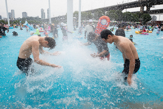 서울 32도 등 전국에 불볕더위가 이어진 2일 서울 광진구 뚝섬한강공원 수영장을 찾은 시민들이 물놀이를 즐기며 더위를 식히고 있다. 2023.7.2/뉴스1