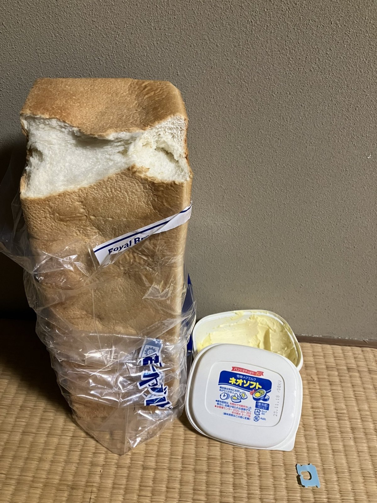 끼니를 식빵과 버터로 떼우는 일본 남성 ‘절대퇴사맨’의 밥상. @MaqwgNaJKDOnxGb 트위터 캡처