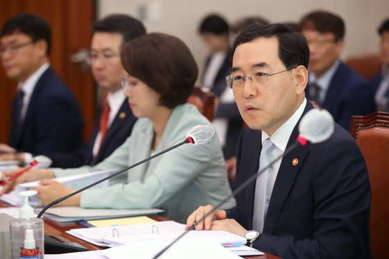 이창양 산업통상자원부 장관이 5일 오전 서울 여의도 국회에서 열린 산업통상자원중소벤처기업위원회 전체회의에서 정청래 더불어민주당 의원 질의에 답하고 있다. 2023.7.5/뉴스1
