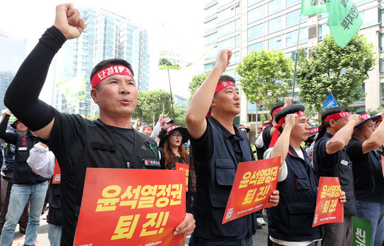 양경수 위원장 등 민주노총 조합원들이 5일 경찰청 앞에서 승리 결의대회를 열고 구호를 외치고 있다. 2023.7.5/뉴스1