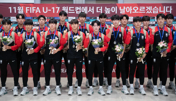 아시아축구연맹(AFC) U-17 아시안컵에서 준우승을 차지한 대한민국 축구 대표팀 선수들이 4일 오전 인천국제공항을 통해 귀국한 후 기념 촬영을 하고 있다. 2023.7.4/뉴스