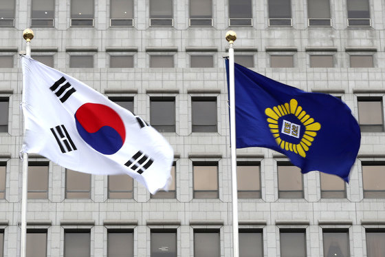 대법원에서 태극기와 법원 깃발이 나란히 바람에 펄럭이는 모습. 2019.1.10 뉴스1