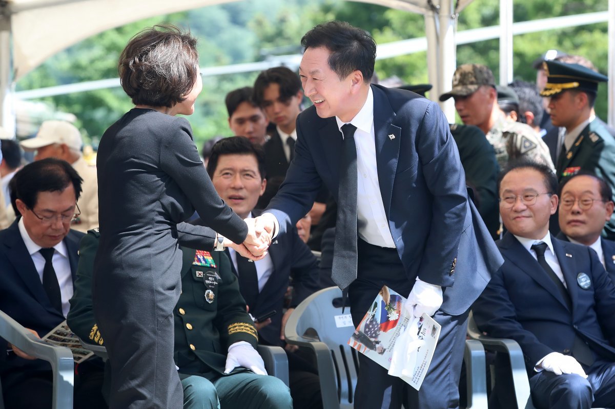 김기현 국민의힘 대표가 5일 오후 경북 칠곡군 다부동전적기념관에서 열린 백선엽 장군 3주기 추모식에 참석해 백 장군 장녀 백남희 씨와 인사 나누고 있다. 2023.7.5. 뉴스1