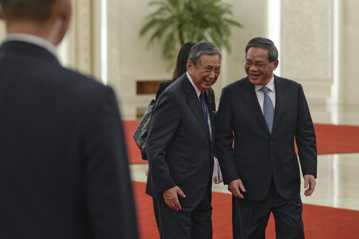 5일 중국 베이징 인민대회당에서 고노 요헤이 전 일본 관방장관(왼쪽)과 리창 중국 총리가 환담을 나누며 회담장으로 가고 있다. 베이징=AP 뉴시스