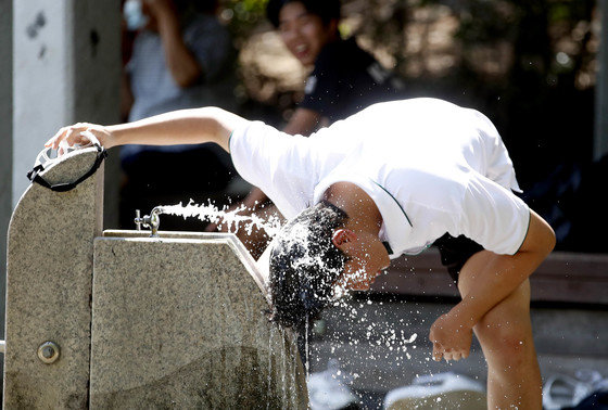 무더위가 기승을 부린 5일 광주 북구 일곡 제1근린공원 축구장에서 학생들이 운동 마치고 수돗가에서 더위를 식히고 있다.(광주 북구 제공) 2023.7.5