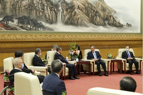 리창 중국 국무원 총리가 5일 중국 베이징 인민대회당에서 고노 요헤이 전 일본 중의원 의장이 이끄는 방중 대표단과 만났다. (사진출처=중국 외교부 홈페이지)