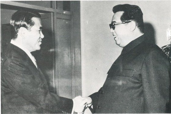 1972년 5월3일 평양을 찾은 당시 이후락 중앙정보부장이 김일성 주석과 만나 악수를 하고 있다. (통일부 제공)