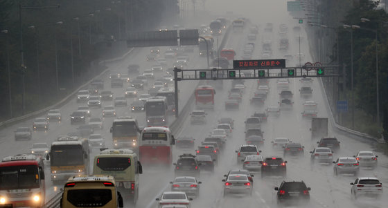 비가 내리는 고속도로 달리는 차량들.(자료사진)ⓒ News1 DB