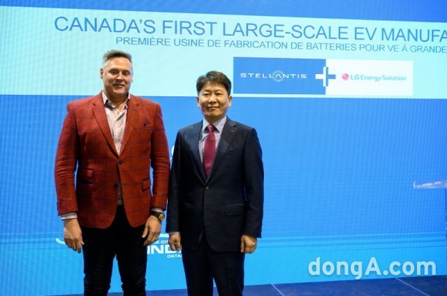 LG에너지솔루션과 스텔란티스는 작년 3월 캐나다 배터리 합작공장 설립을 발표했다. 김동명 LG에너지솔루션 자동차전지사업부장 사장(오른쪽)과 마크 스튜어트 스텔란티스 최고운영책임자가 기념사진을 촬영하고 있다.