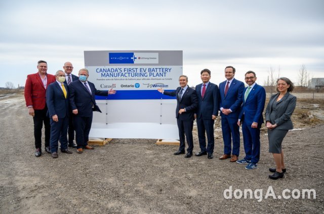 LG에너지솔루션과 스텔란티스는 작년 3월 캐나다 배터리 합작공장 설립을 발표했다. 김동명 LG에너지솔루션 자동차전지사업부장 사장(오른쪽에서 4번째)이 기념사진을 촬영하고 있다.