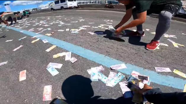 필리핀 세부 만다웨시(市)의 한 해안 고속도로에서 한 남성의 돈 가방이 터지며 400만 페소(약 9370만원)의 지폐가 도로 위에 흩날렸다.(ABS-CBN 방송화면 갈무리).