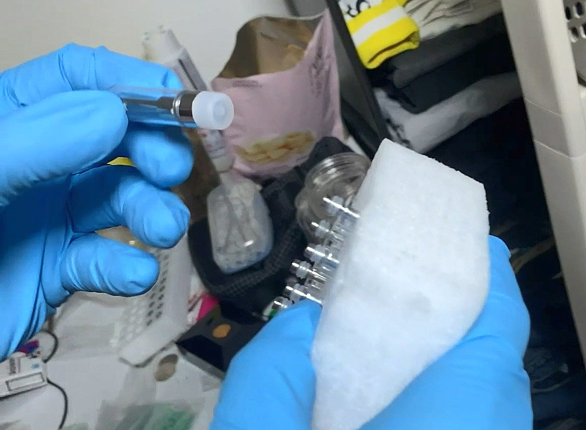 용산경찰서가 6일 마약 제조 및 유통책 검거와 관련, 압수수색 영상을 공개했다. 사진은 압수수색 당시 발견된 마약 카트리지. (용산경찰서 제공) 뉴시스