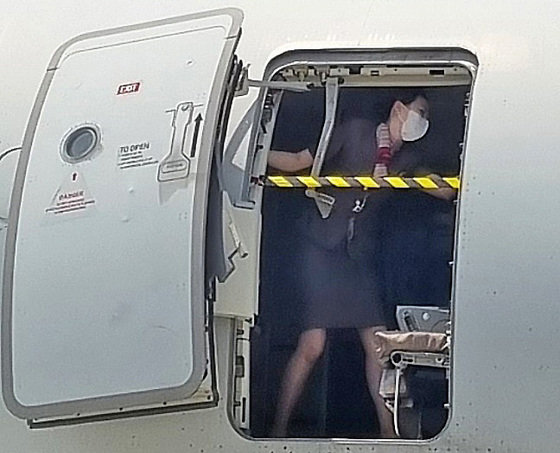 지난 26일 제주에서 출발해 대구로 향하던 아시아나항공기에 탑승한 30대 남성 A씨가 대구공항 상공에서 비상문을 강제로 개방해 승객들을 공포에 떨게 한 가운데 승무원이 비상문을 온몸으로 막고 있는 사진이 확보됐다. (독자 제공) 2023.5.28/뉴스1