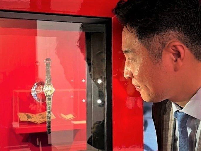 홍콩 필립스 경매에 참석한 김한뫼 대표. 바라보고 있는 시계는 청나라 마지막 황제인 '푸이'가 생전에 착용한 시계이다. 금번 경매에 출품되어 67억에 낙찰되었다_본인 제공