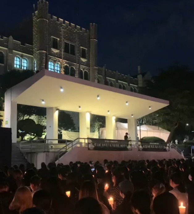 동덕여대 학생들이 지난달 12일 오후 서울 성북구 동덕여대에서 촛불 추모집회를 열고 있다. (동덕여대 총학생회 인스타그램 갈무리)