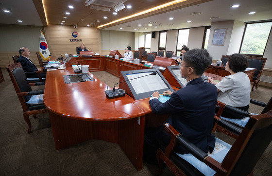 김효재 방송통신위원회 위원장 직무대행이 5일 오전 경기도 과천시 정부과천청사 내 방송통신위원회에서 열린 전체회의에서 발언을 하고 있다. 방통위는 이날 회의에서 방송법 시행령 일부개정령(안) 등의 안건을 논의한다. 2023.7.5/뉴스1 ⓒ News1