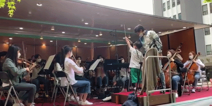 심포니 송이 ‘코로나 시국’ 지친 상인들을 위해 서울 명동입구에서 트럭공연을 하고 있다. 꼬마 관객을 지휘대로 불러내 연주하는 모습.