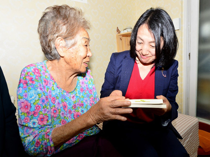 日 사민당 참의원 징용 피해자 방문 오쓰바키 류코 일본 사회민주당 참의원(오른쪽)이 6일 일제의 강제동원 피해자인 양금덕 할머니의 집을 찾아 양 할머니의 자서전을 건네받고 있다. 오쓰바키 의원은 징용 피해자들을 돕겠다고 거듭 강조했다. 광주=뉴시스