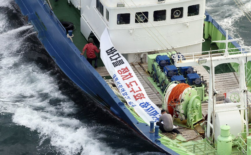 6일 부산 서구 부산공동어시장을 출항한 고등어잡이 어선이 “바다를 정치 도구화 하지 마라”고 적힌 플래카드를 걸고 있다. 
고등어잡이 어선들은 야권 등을 향해  후쿠시마 원전 오염수의 위험성과 관련한 괴담 유포를 중단해 달라고 호소했다. 부산=뉴시스