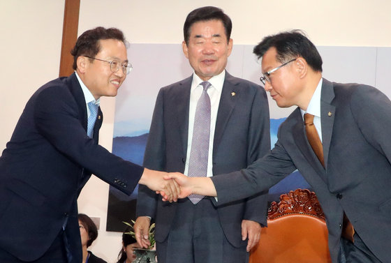 김진표 국회의장이 3일 오전 서울 여의도 국회에서 열린 ‘선거제 개편 협의체 발족식’에서 이양수 국민의힘 원내수석부대표(오른쪽)와 송기헌 더불어민주당 원내수석부대표의 악수 모습을 지켜보고 있다. 2023.7.3. 뉴스1