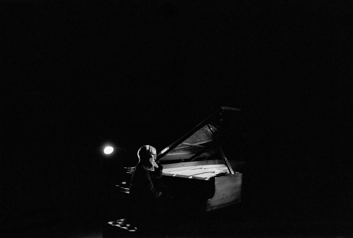 일본 작곡가 사카모토 류이치가 지난해 12월 온라인 콘서트를 선보이기 위해 피아노 앞에 앉아 있다. 그는 마지막으로 병원에 입원한 올 3월 19일 직전까지 피아노 솔로 음원을 녹음했다. 씨앤엘뮤직 제공