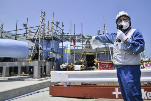 일본 도쿄전력 직원이 지난달 26일 후쿠시마 제1원자력발전소에서 오염수에 포함된 방사성 물질인 삼중수소 농도를 낮추기 위한 희석용 바닷물이 흐르는 배관을 가리키며 오염수 방출 설비에 대해 설명하고 있다. 후쿠시마=AP 뉴시스
