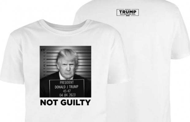 도널드 트럼프 전 미국 대통령 대선 캠프가 공식 홈페이지에서 판매한 머그샷 티셔츠. 조작된 가짜 영상이 현실 정치에 어떤 영향을 미치는지 잘 보여주는 사례다. 트럼프 대선 캠프 홈페이지 캡처
