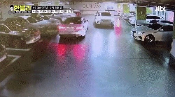 임신부 A씨가 주차하려고 대기하고 있는데(왼쪽) 갑자기 나타난 SUV 차량이 새치기로 주차하는 모습. (JTBC ‘한블리’)