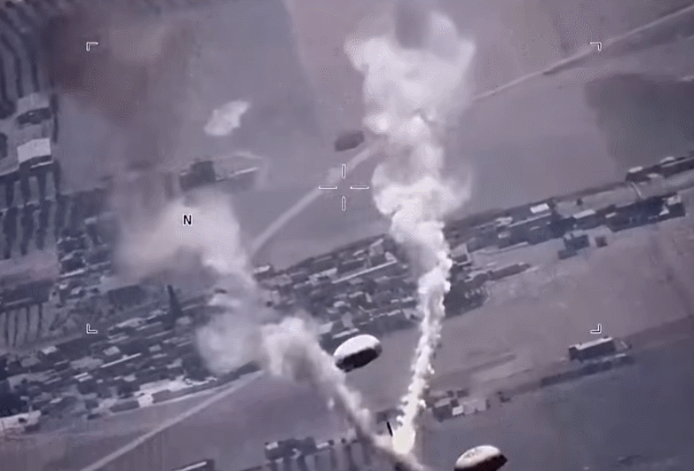 미 공군 MQ-9의 비행을 방해하기 위해 플레어를 뿌린 러시아 항공우주군. 미 공군 제공