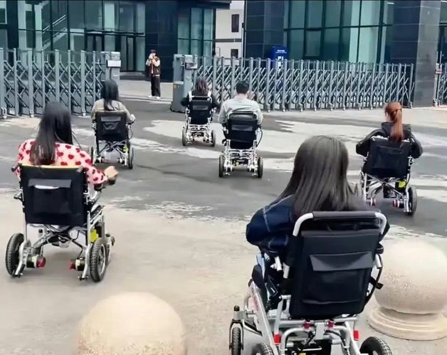 전동 휠체어를 이용해 출근하는 청년들. 중국 SNS 갈무리.