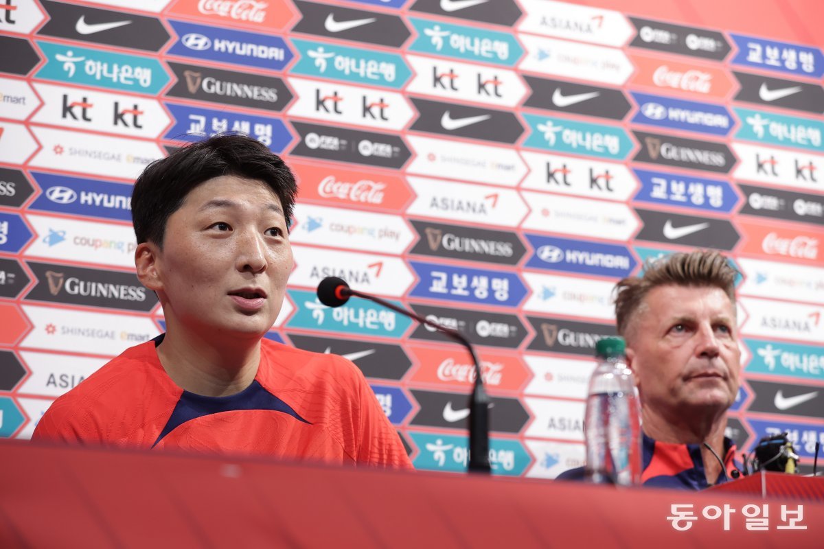 아이티와의 평가전 겸 월드컵 출정식을 하루 앞두고 7일 경기 파주 축구 국가대표트레이닝센터(NFC)에서 기자회견을 가진 여자 축구 국가대표팀 공격수 박은선과 콜린 벨 감독. 대한축구협회 제공