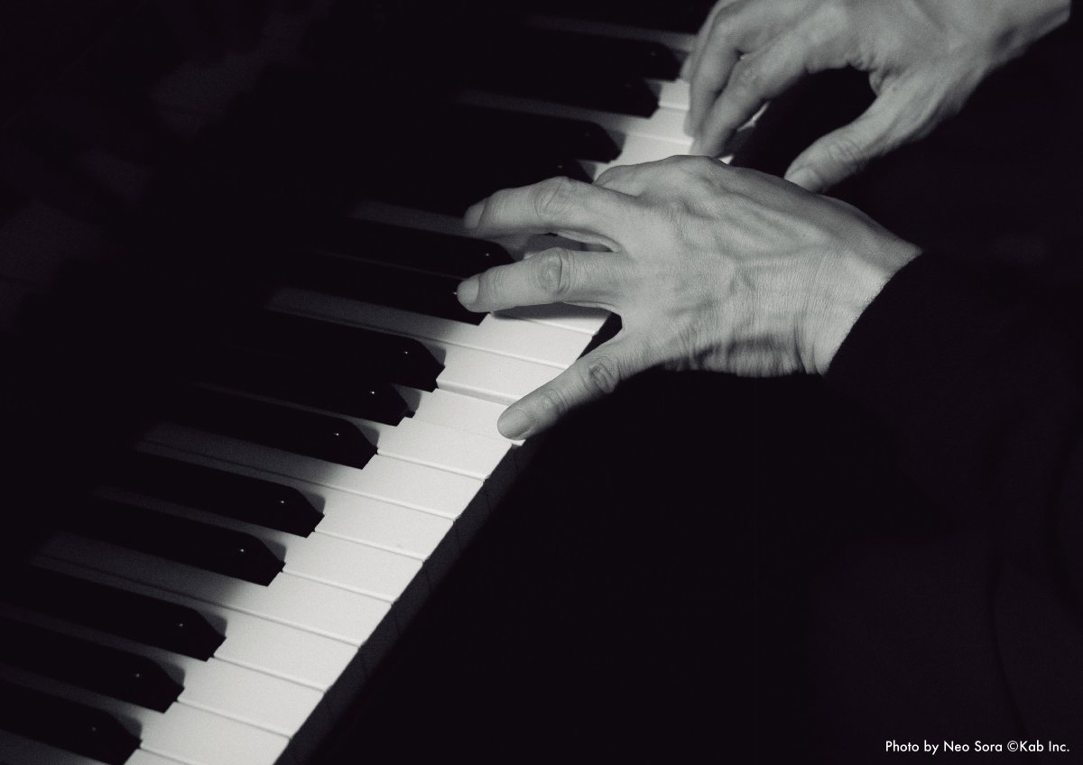 일본 작곡가 사카모토 류이치는 마지막으로 병원에 입원한 올해 3월 19일 직전까지 피아노 솔로 음원을 녹음했다(위쪽 사진). 
2022년 9월 사카모토 류이치는 자신의 연주 장면을 남기기 위해 일본에서 소리의 울림이 가장 좋다고 생각하는 스튜디오를 빌려 
며칠에 걸쳐 피아노 솔로 공연을 녹화했다. Neo Sora ⓒKab Inc. 위즈덤하우스 제공