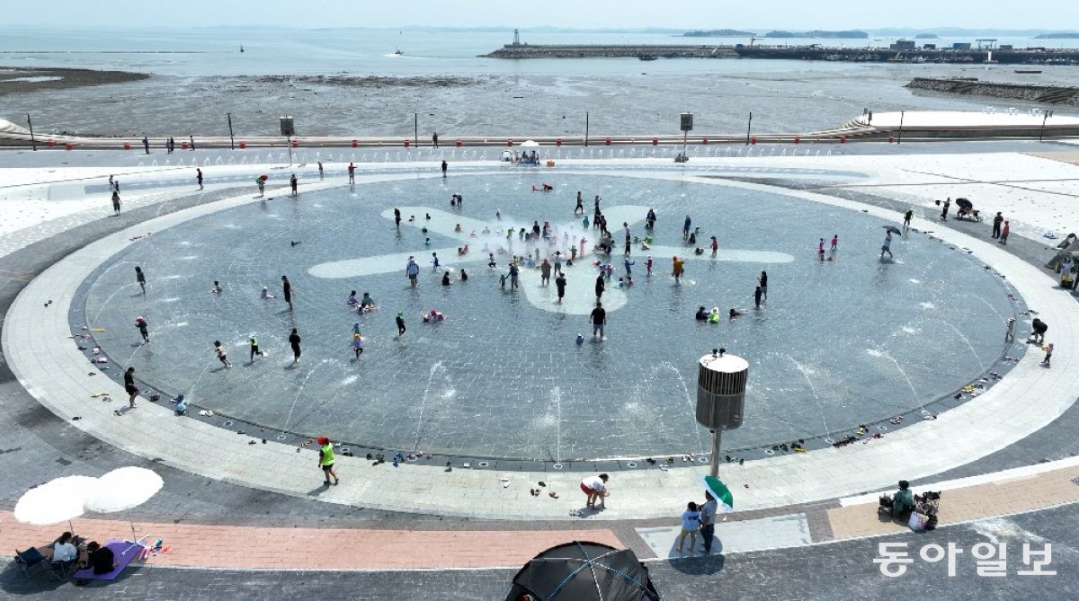 남당항 해양공원의 물놀이 체험형 음악분수. 홍성군 제공