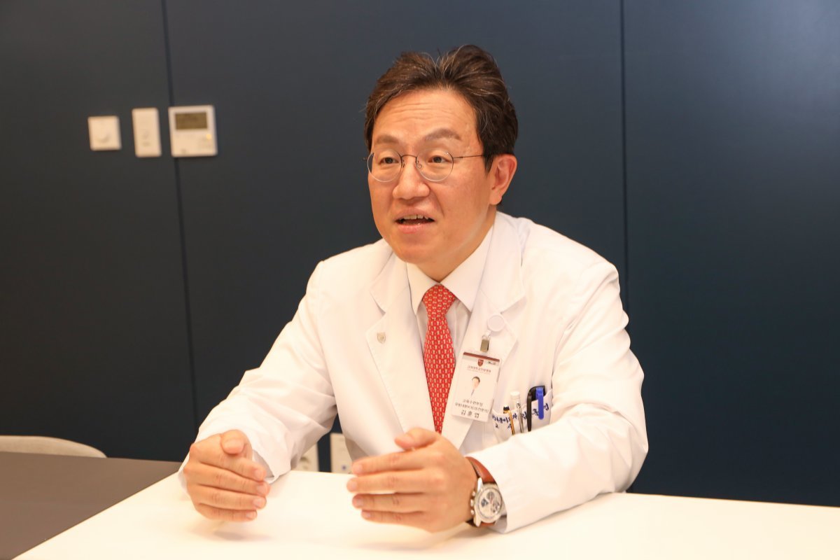 김훈엽 고려대 안암병원 유방내분비외과 교수는 갑상샘암 로봇 수술 분야를 개척한 의사로 평가받는다.