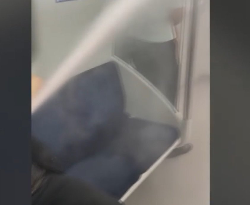 공항철도 전동차 내 노약자석에 앉아있던 한 남성이 소화기를 분사하고 있다. SBS뉴스 방송화면 캡처