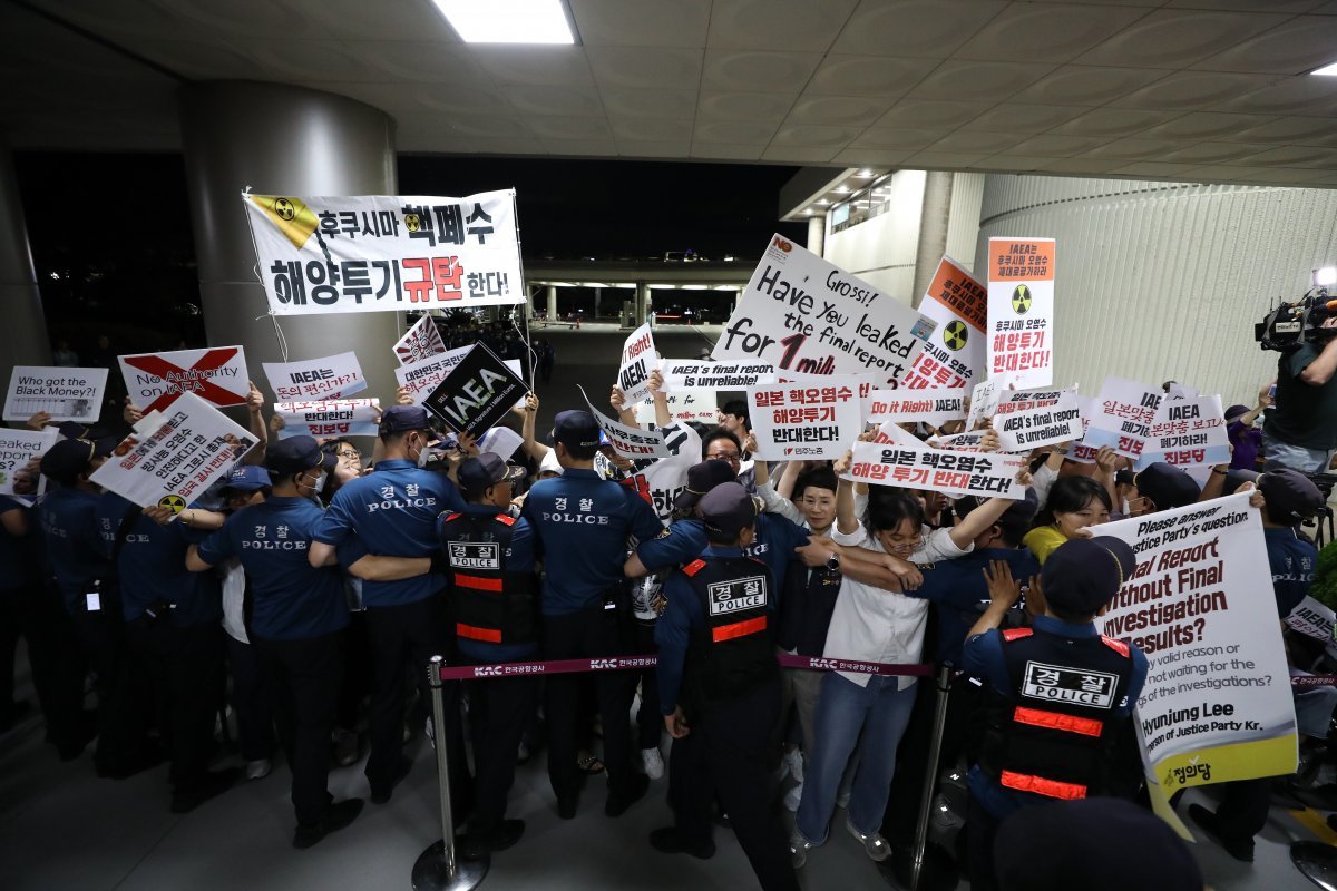 시민단체 회원들이 7일 오후 서울 강서구 김포공항 국제선 입국장에서 라파엘 그로시 IAEA 사무총장 방한 반대 시위를 하고 있다. 뉴시스