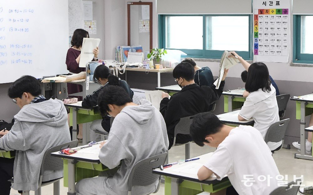 고등학교 학생들이 모의평가를 앞두고 준비하고 있는 모습. 동아일보DB